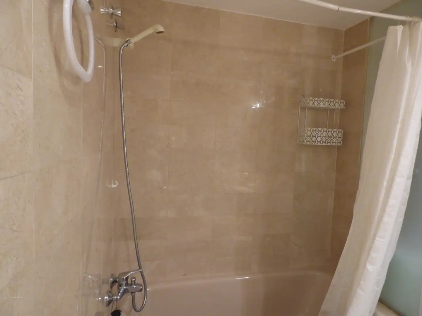 Bathroom of Flat for rent in Madrid  with Air Conditioner, Heating and Furnished