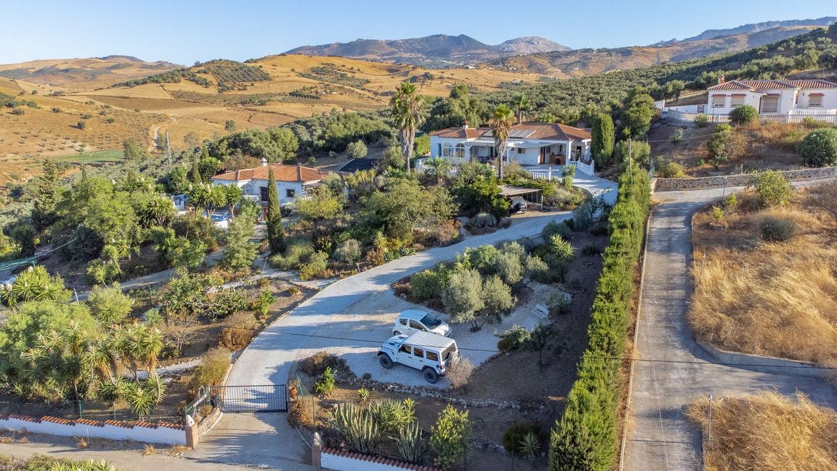 Vista exterior de Casa o xalet en venda en Almogía amb Aire condicionat, Jardí privat i Terrassa