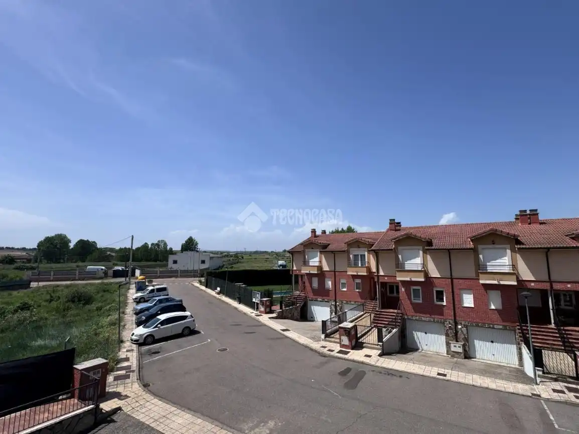 Vista exterior de Casa adosada en venta en Valdefresno con Calefacción, Parquet y Piscina comunitaria