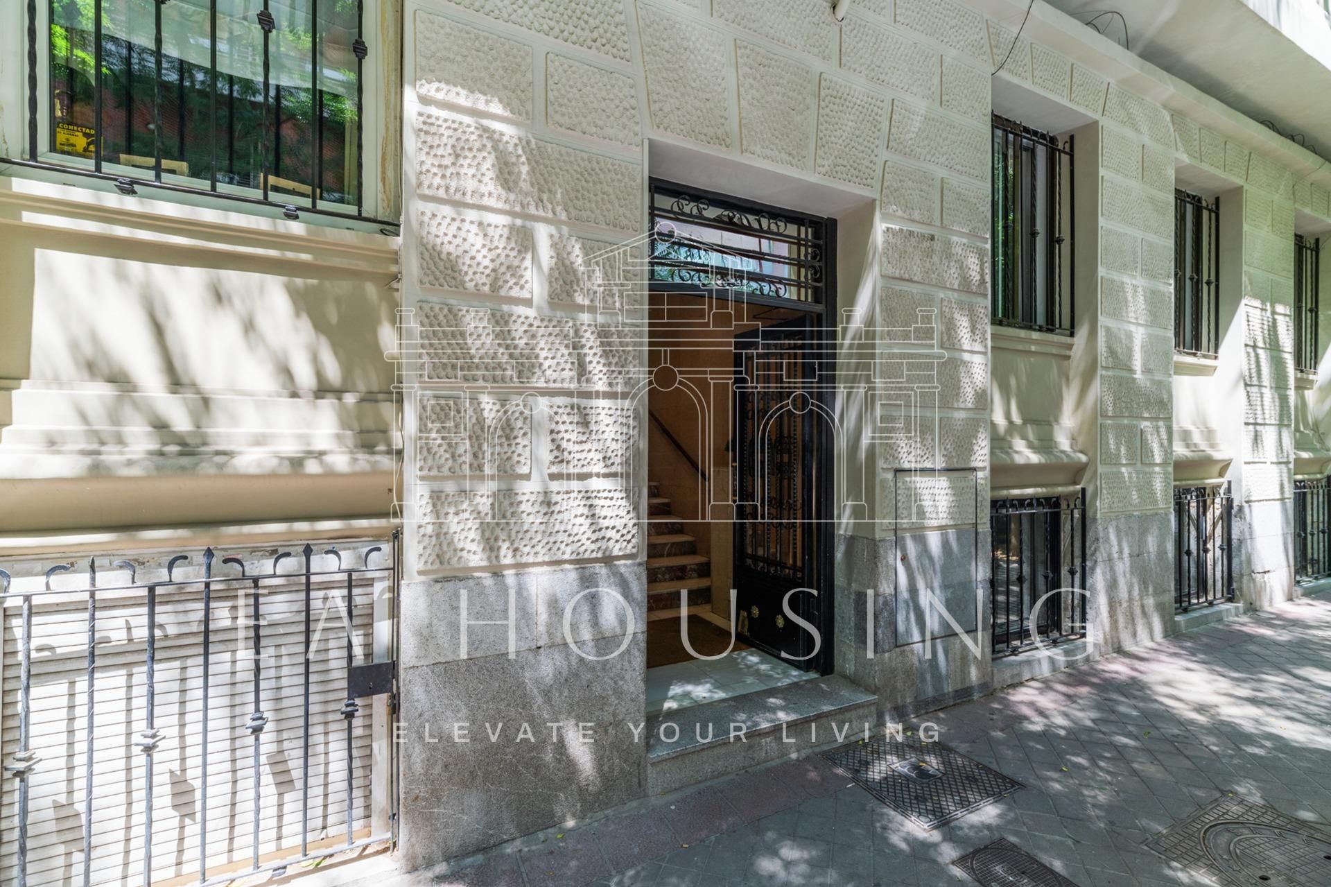 Vista exterior de Pis en venda en  Madrid Capital amb Calefacció, Terrassa i Traster