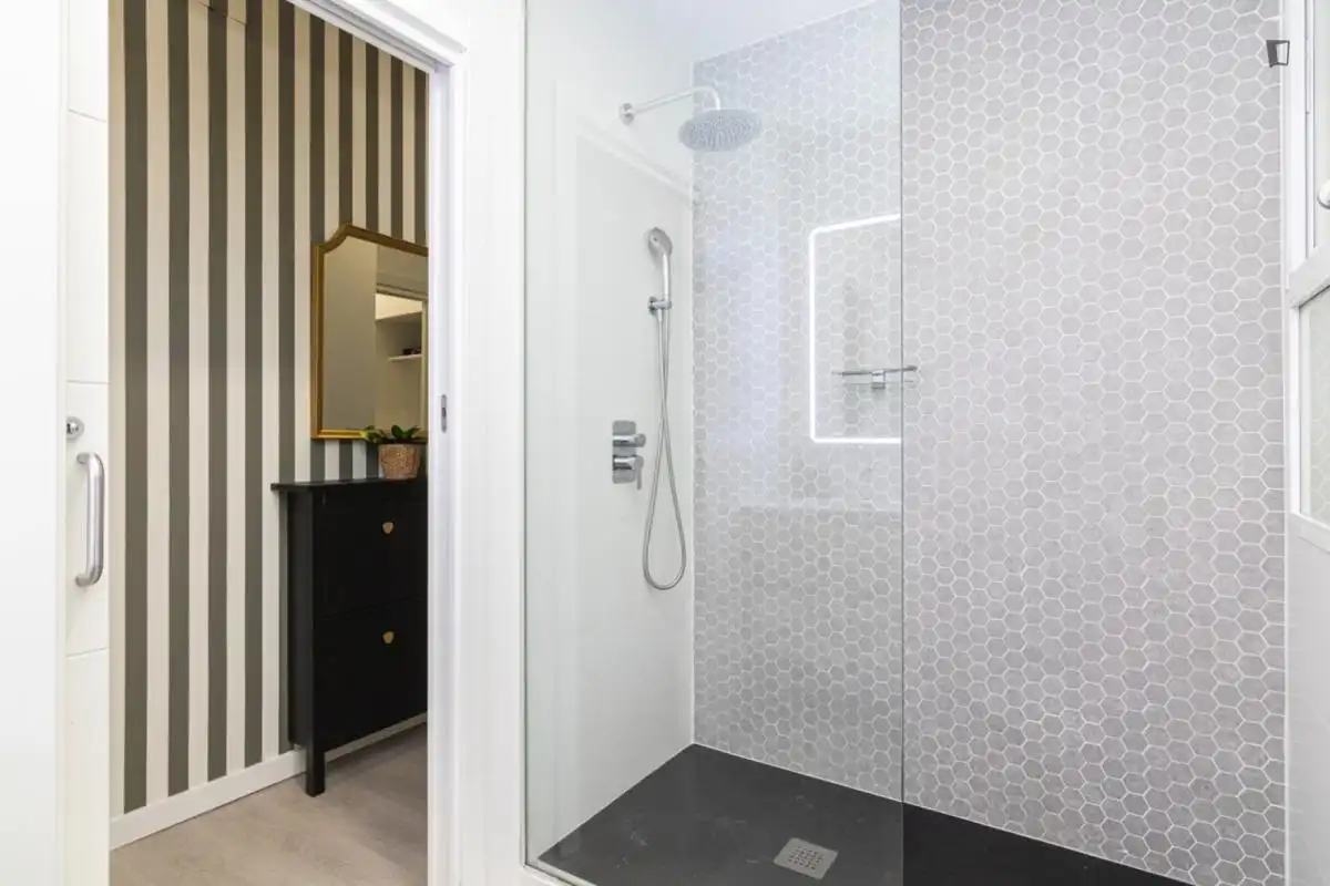 Badezimmer von Wohnungen zur Miete in Madrid mit Klimaanlage, Heizung und Möbliert