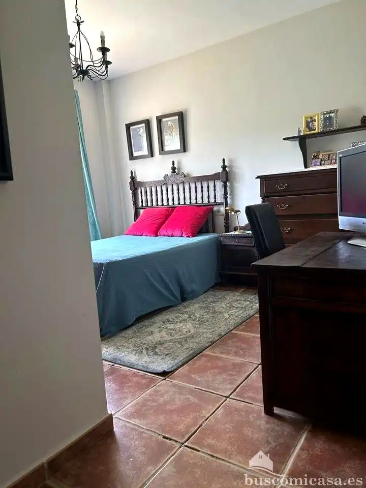 Dormitori de Casa adosada en venda en Linares amb Aire condicionat, Jardí privat i Terrassa