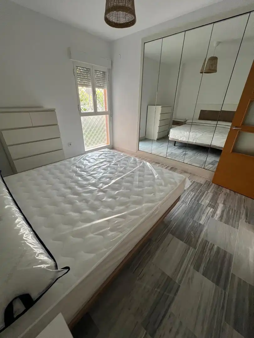 Habitación de Piso de alquiler en Sevilla con Aire acondicionado, Amueblado y Piscina comunitaria