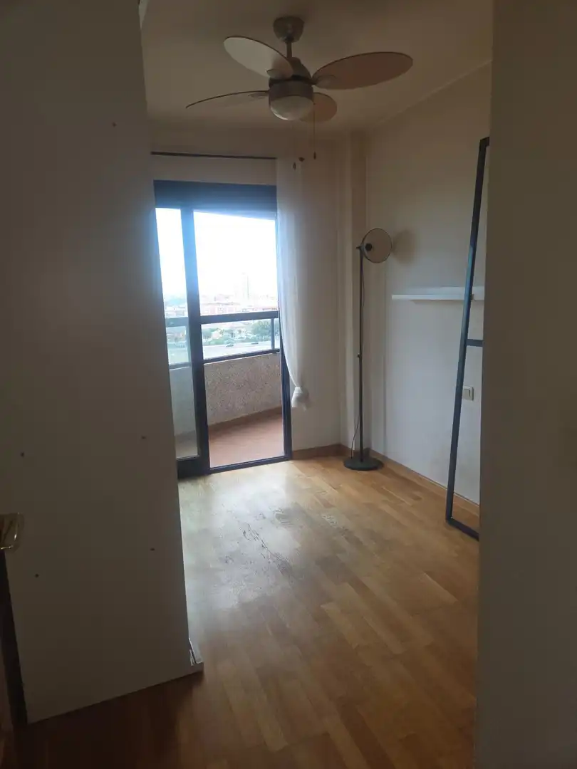 Bedroom of Flat for rent in Valencia  with Air Conditioner, Parquet flooring and Balcony