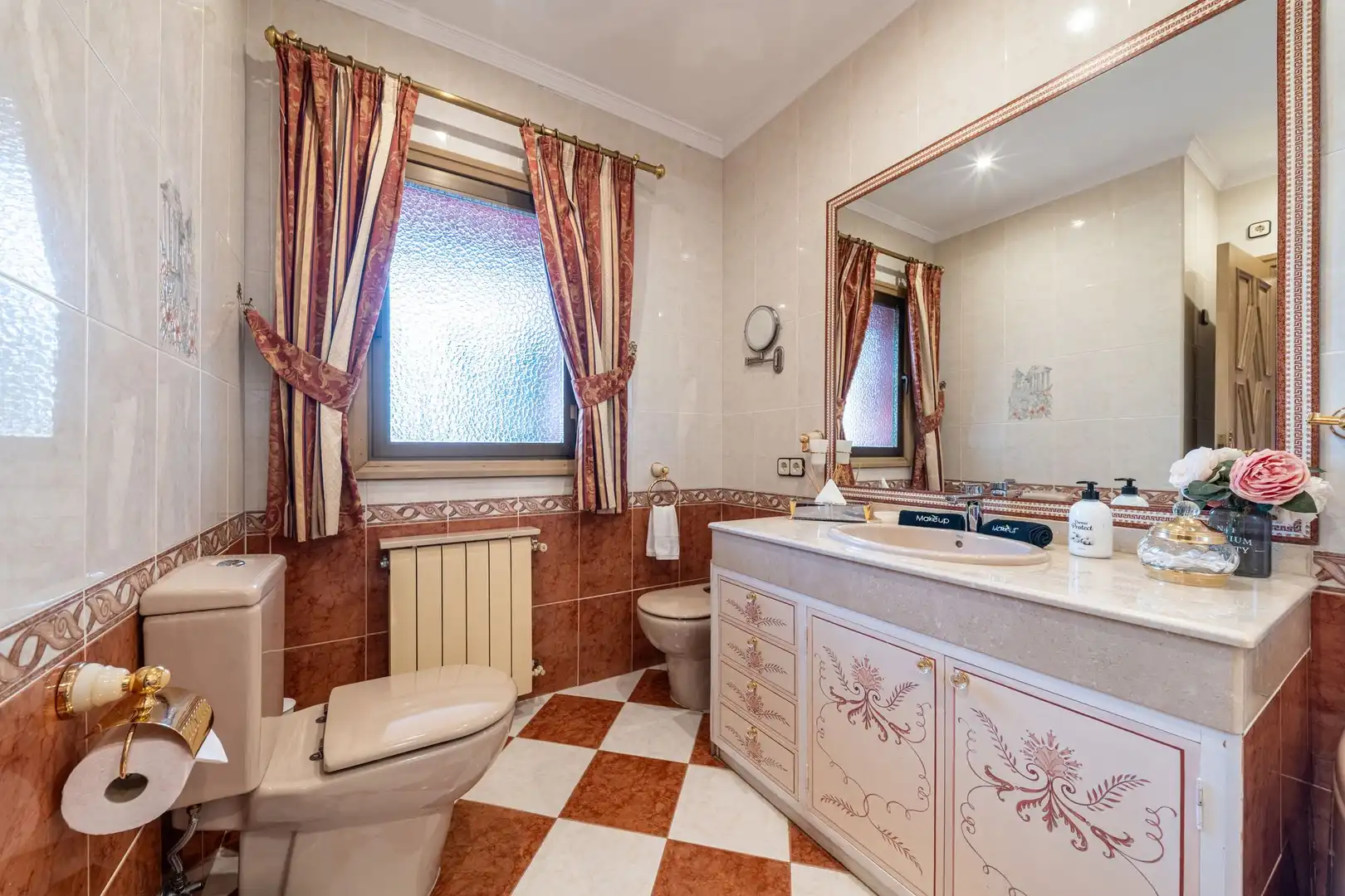 Badezimmer von Country house zum Verkauf in Benahavís mit Terrasse