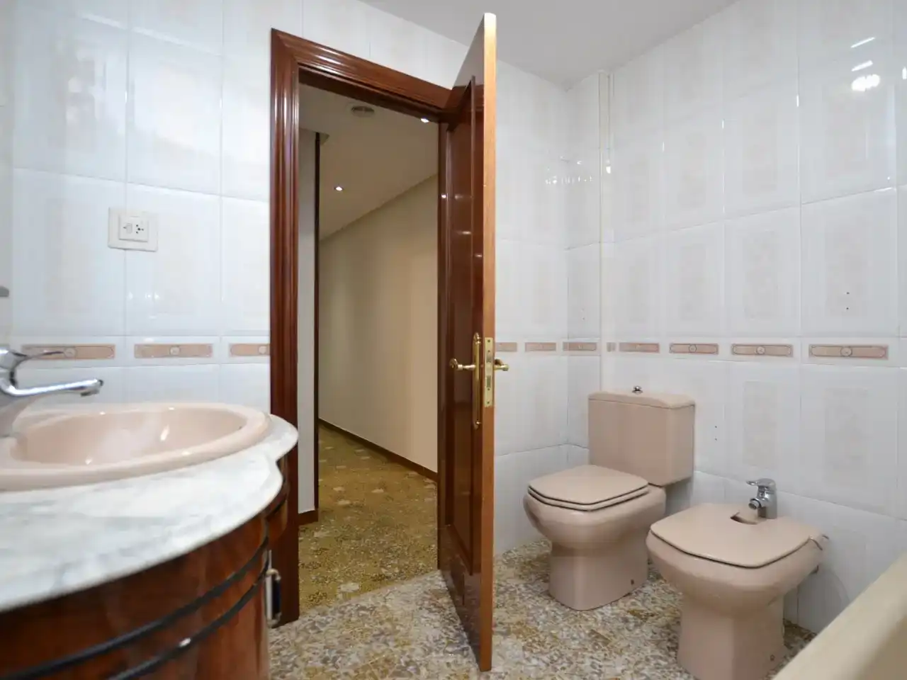 Bany de Àtic en venda en Oviedo  amb Parquet, Traster i Moblat