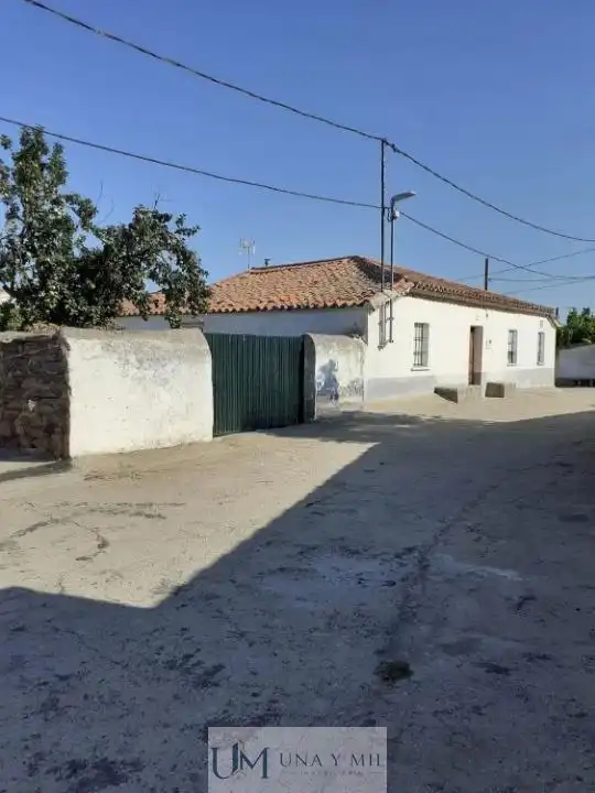 Vista exterior de Casa o xalet en venda en Pedrosillo de los Aires amb Traster i Moblat