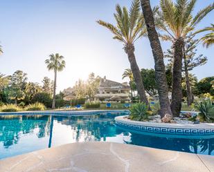 Piscina de Dúplex en venda en Marbella amb Aire condicionat i Terrassa