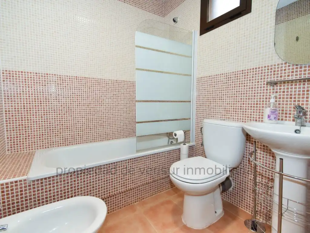 Baño de Apartamento de alquiler en Águilas con Aire acondicionado, Jardín privado y Piscina