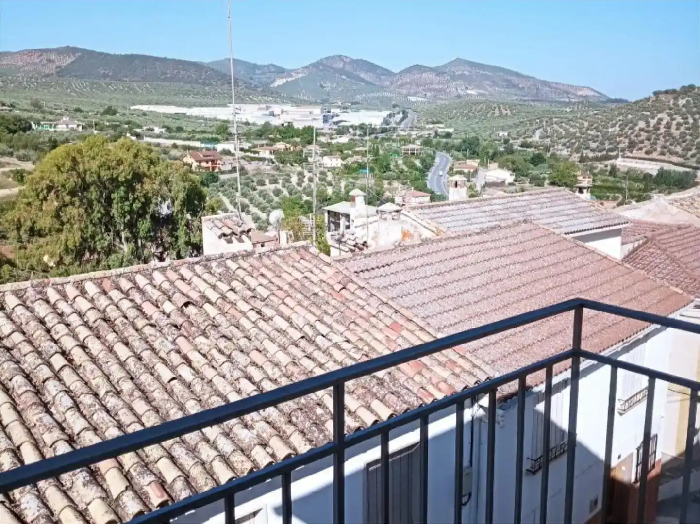 Vista exterior de Casa adosada en venda en Castillo de Locubín amb Balcó