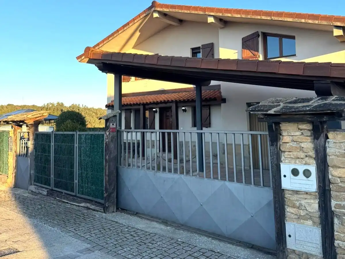 Vista exterior de Casa o chalet en venta en Olóriz / Oloritz con Aire acondicionado, Calefacción y Jardín privado