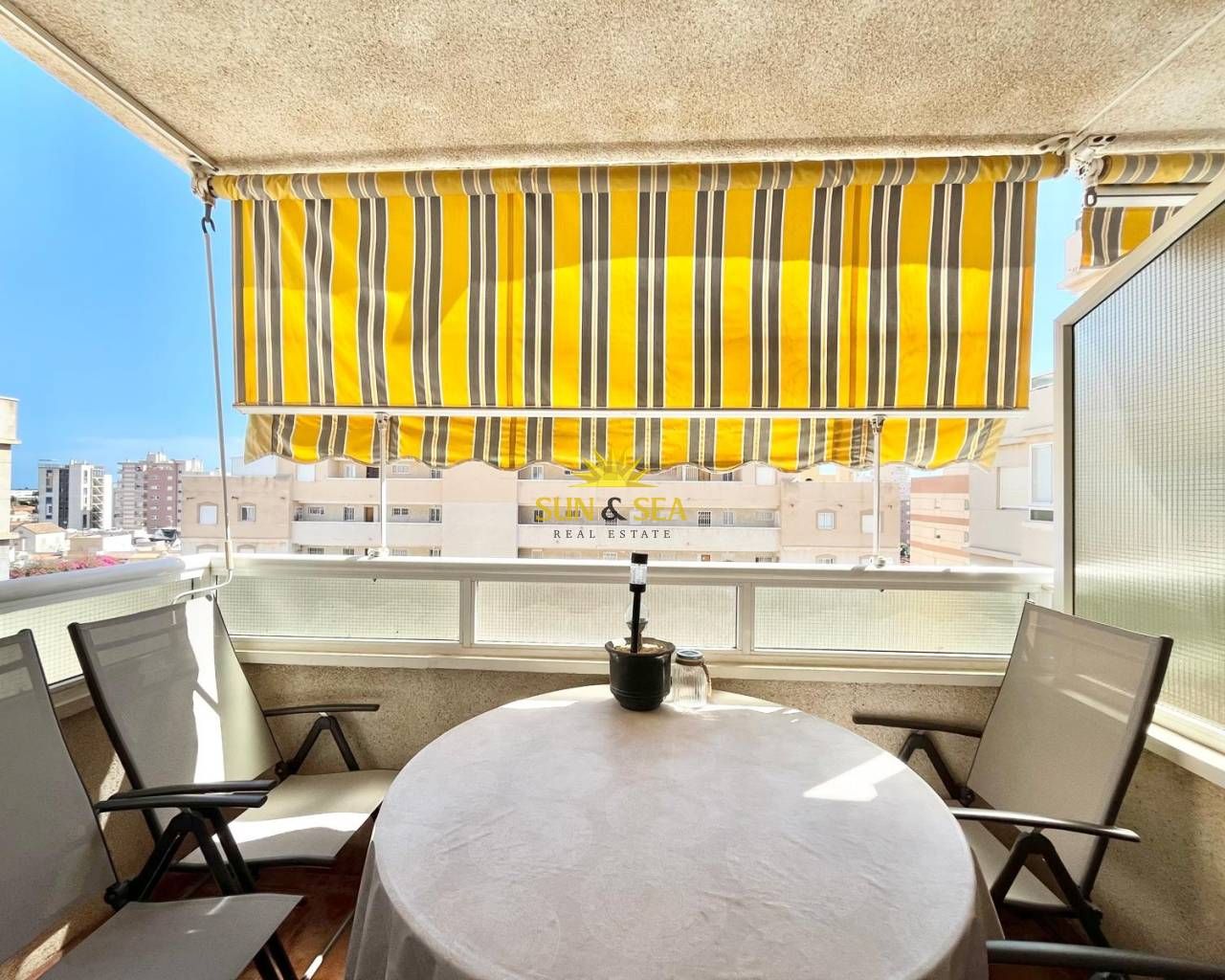 Terrassa de Pis de lloguer en Torrevieja amb Aire condicionat, Calefacció i Piscina
