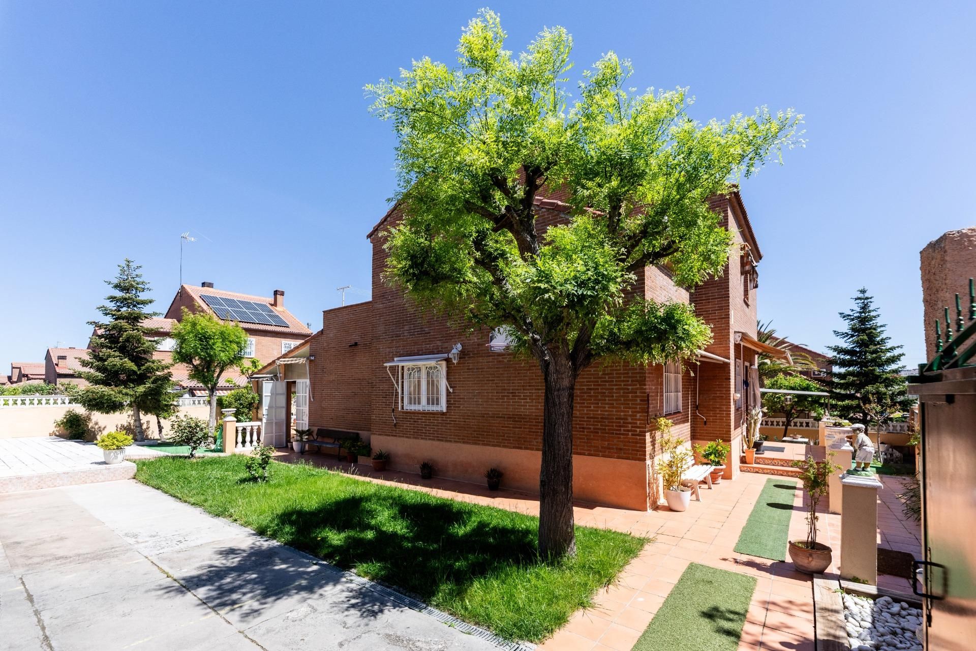 Exterior view of House or chalet for sale in Arroyomolinos (Madrid)  with Air Conditioner, Heating and Private garden