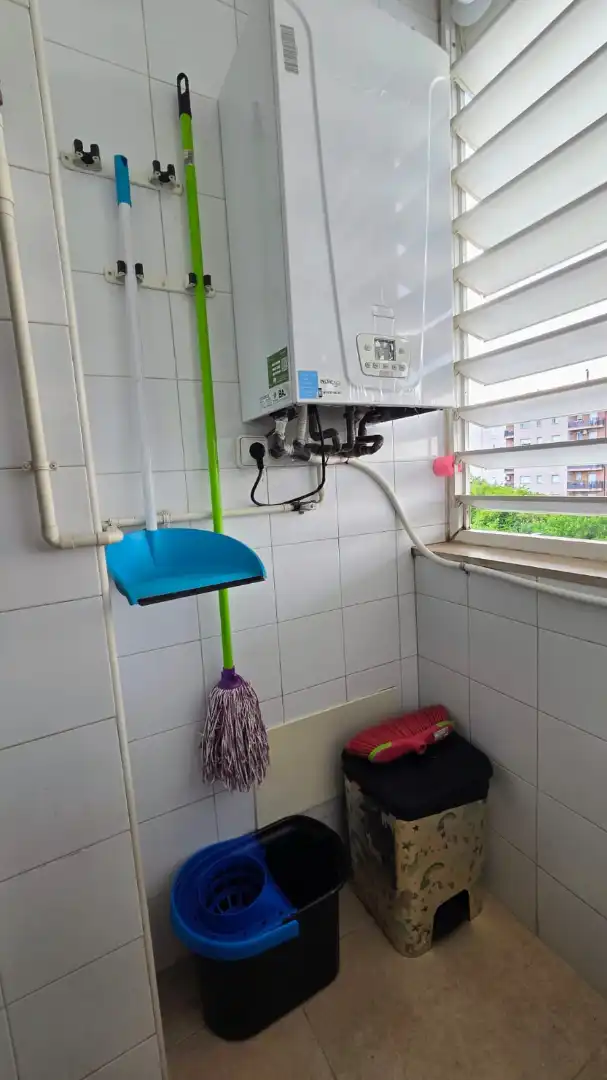 Bany de Àtic de lloguer en Girona amb Calefacció, Terrassa i Moblat