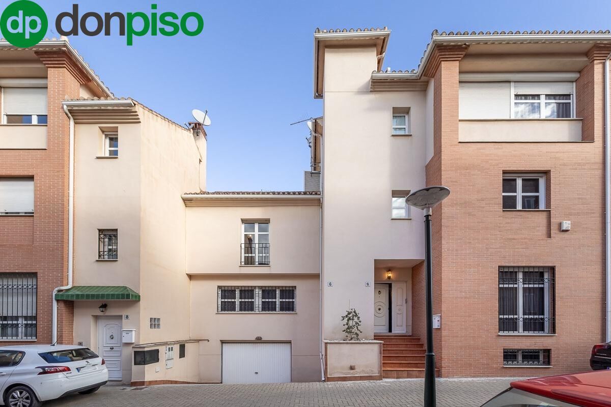 Vista exterior de Casa adosada en venda en  Granada Capital amb Aire condicionat, Calefacció i Jardí privat
