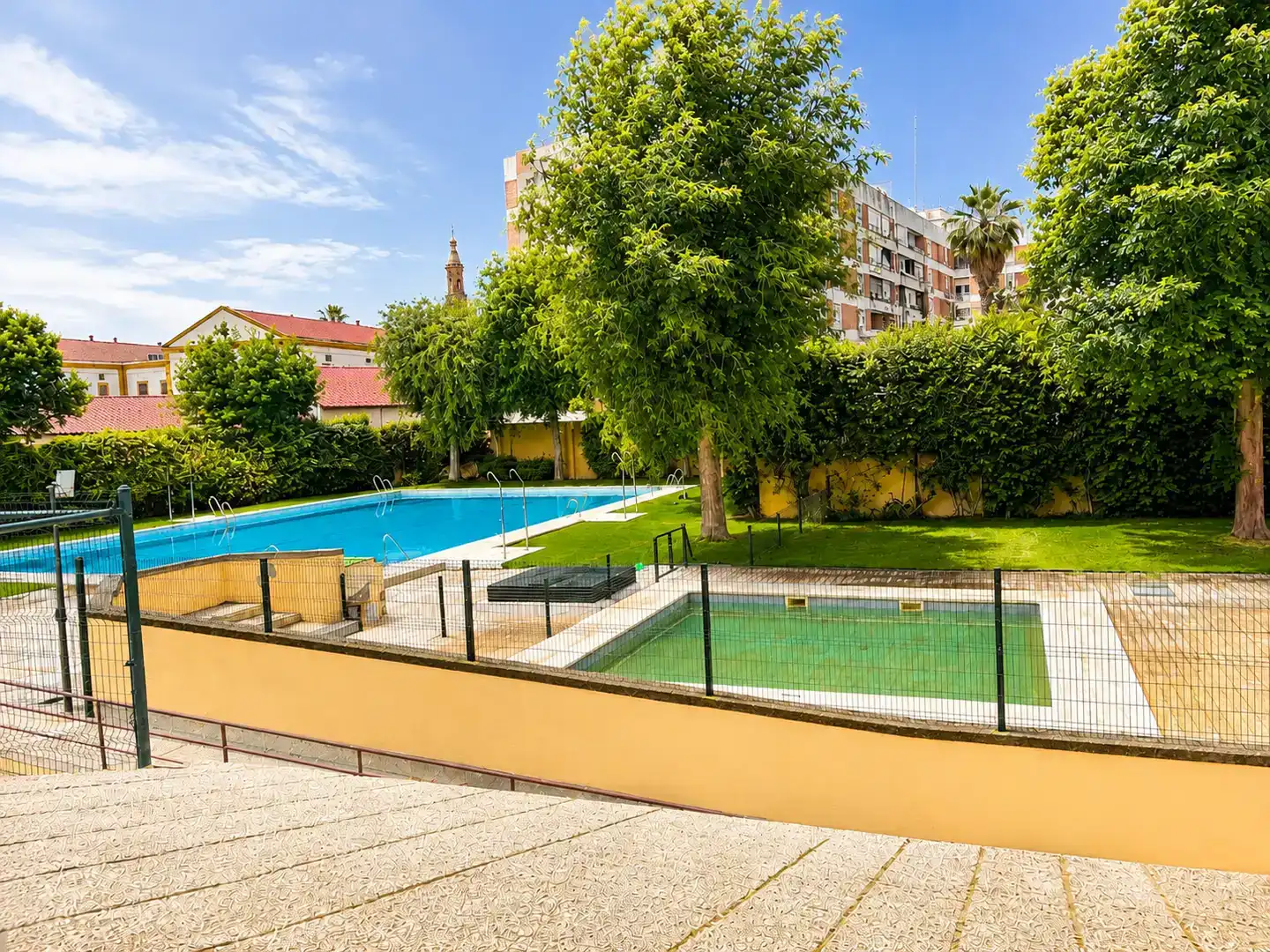 Piscina de Pis en venda en Sevilla amb Aire condicionat, Jardí privat i Parquet