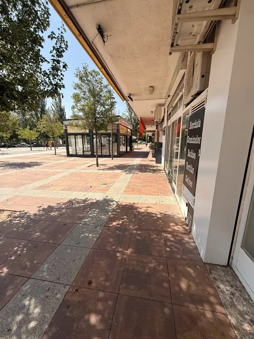 Vista exterior de Local en venda en Tres Cantos amb Aire condicionat