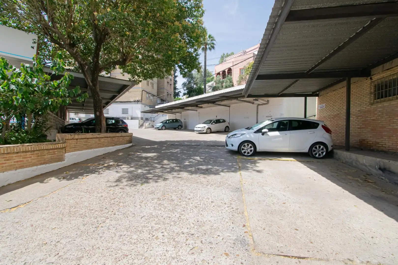 Aparcament de Pis en venda en San Juan de Aznalfarache amb Aire condicionat, Terrassa i Piscina comunitària