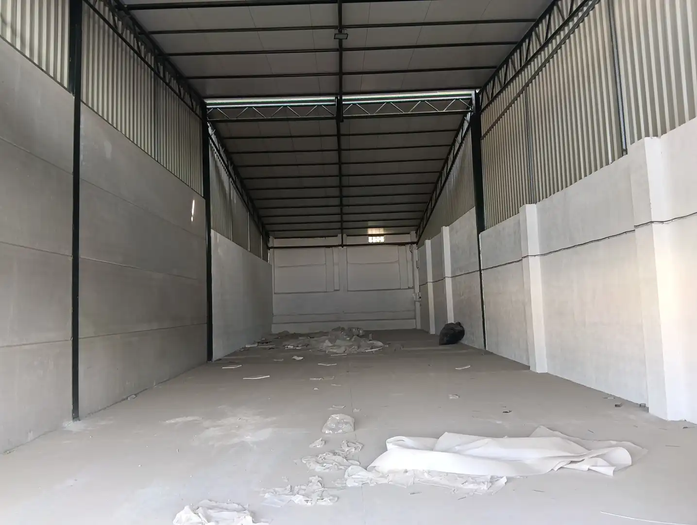 Nave industrial de alquiler en Cármenes - Ríos