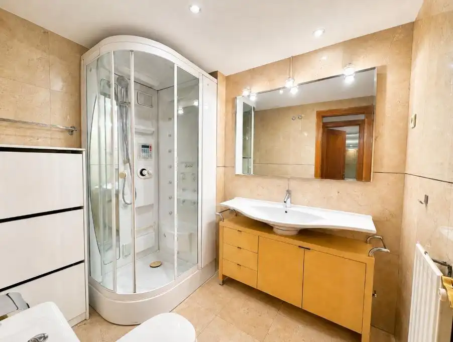 Baño de Piso de alquiler en Madrid con Aire acondicionado y Calefacción