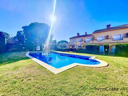 Piscina de Casa adosada en venda en L'Estartit amb Piscina comunitària