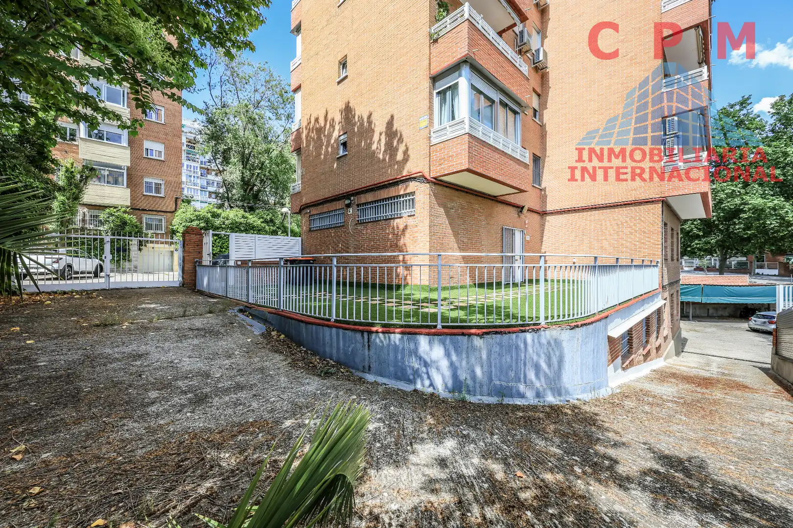 Vista exterior de Nave industrial en venta en Madrid con Calefacción y Alarma