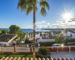 Vista exterior de Casa o xalet en venda en Estepona amb Aire condicionat, Jardí privat i Terrassa
