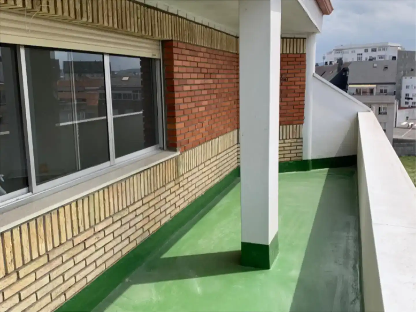 Terrassa de Pis per a compartir en Ferrol amb Parquet i Moblat