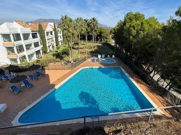 Baixos amb piscina en venda a Riviera del Sol