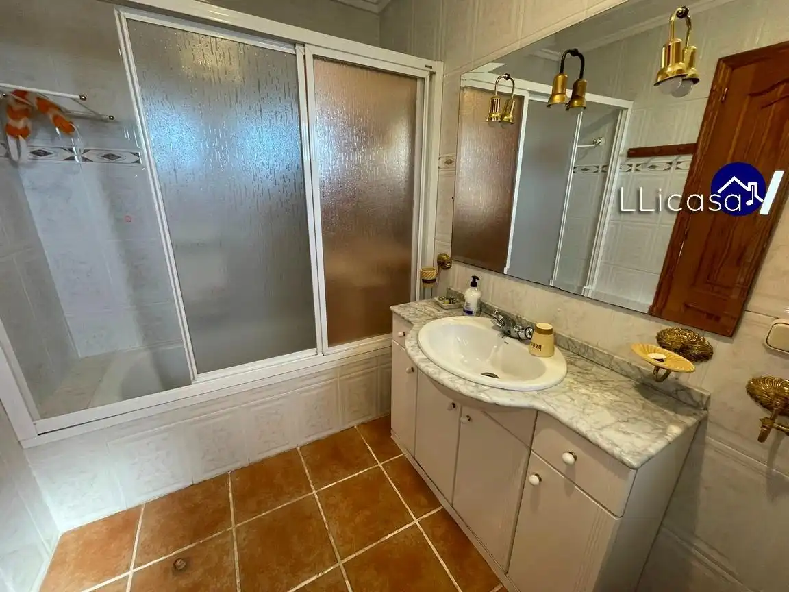 Baño de Casa o chalet en venta en La Pobla de Vallbona con Calefacción, Jardín privado y Terraza