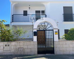 Vista exterior de Casa o xalet en venda en Talayuela amb Terrassa i Piscina