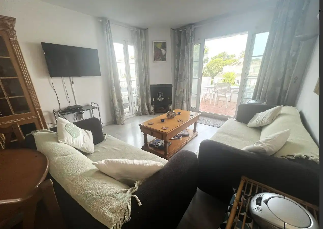 Sala d'estar de Apartament en venda en Estepona amb Aire condicionat, Jardí privat i Terrassa