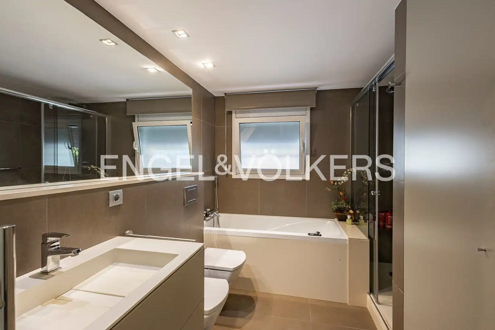 Bany de Apartament en venda en Esplugues de Llobregat amb Aire condicionat, Calefacció i Jardí privat