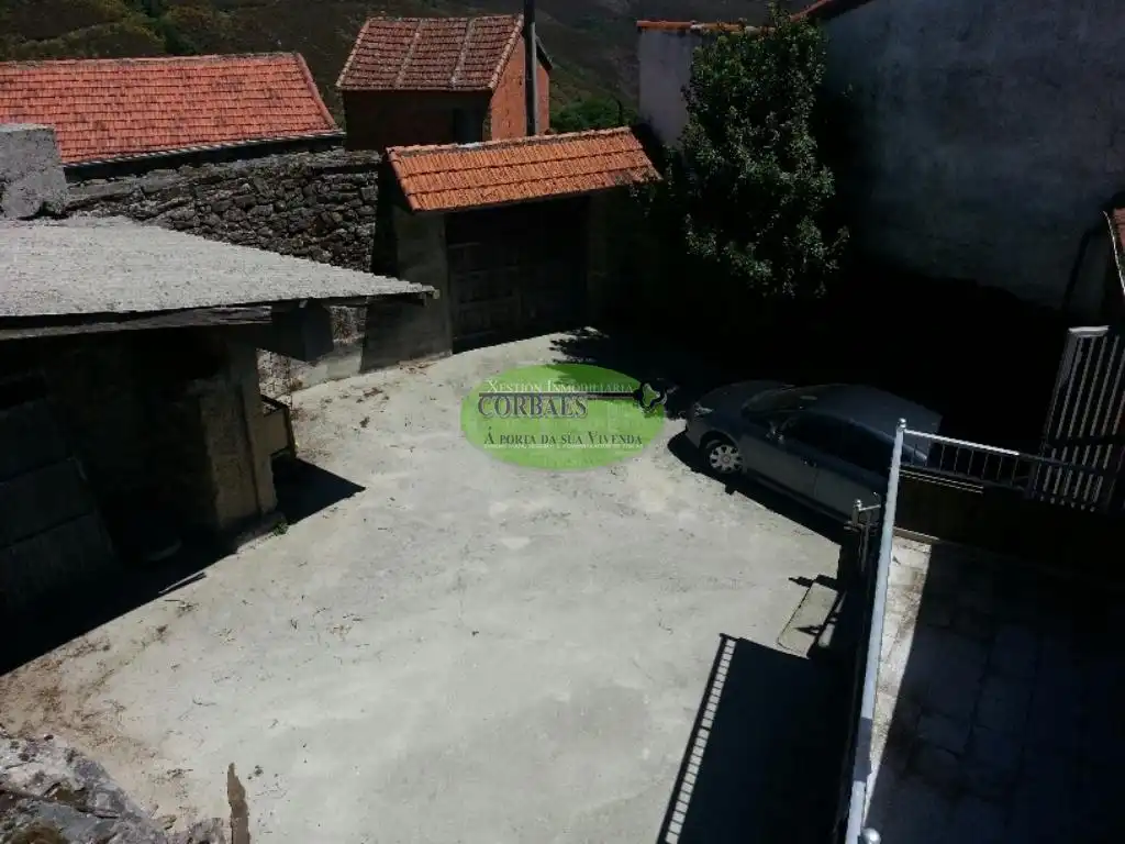 Aparcament de Casa o xalet en venda en Entrimo amb Jardí privat, Terrassa i Moblat