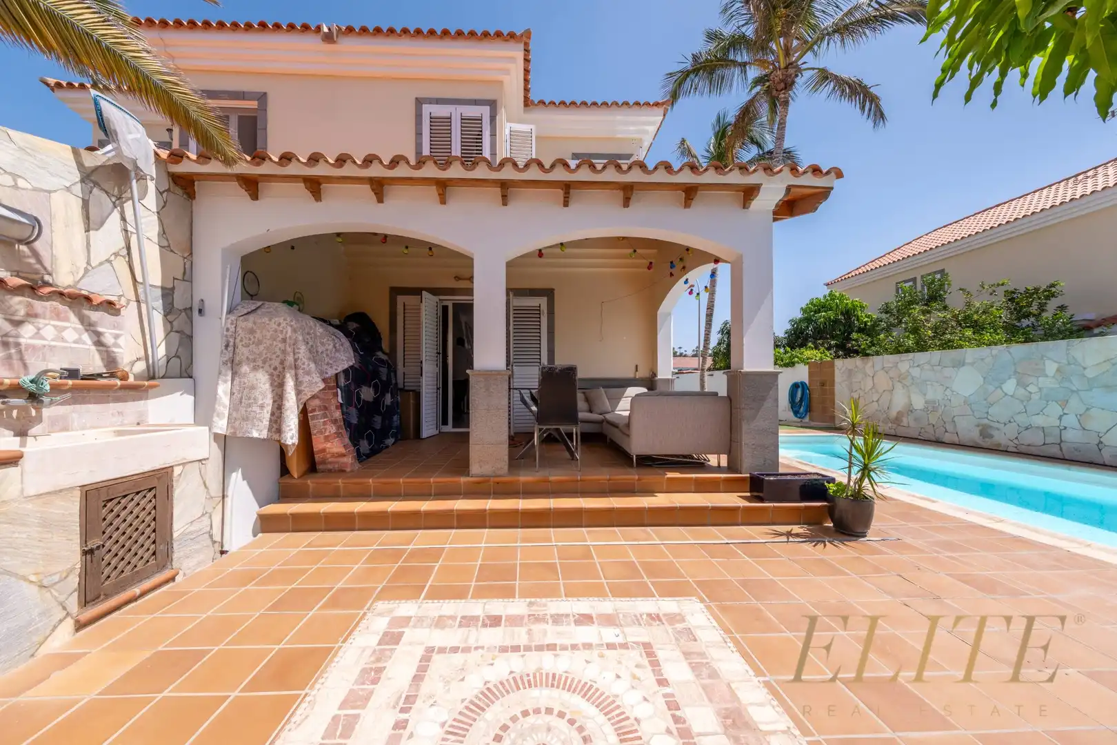 Vista exterior de Casa adosada en venda en San Bartolomé de Tirajana amb Aire condicionat, Jardí privat i Terrassa