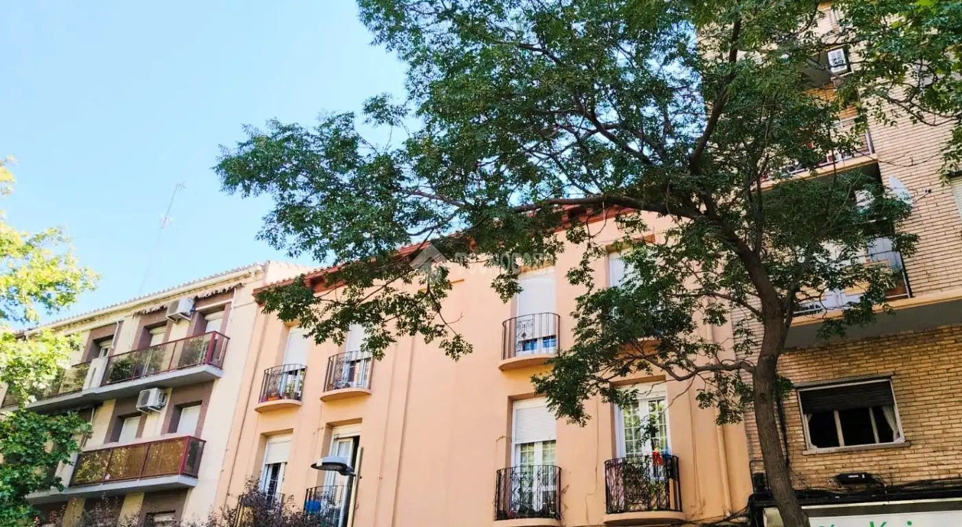 Vista exterior de Local en venda en Zaragoza amb Terrassa
