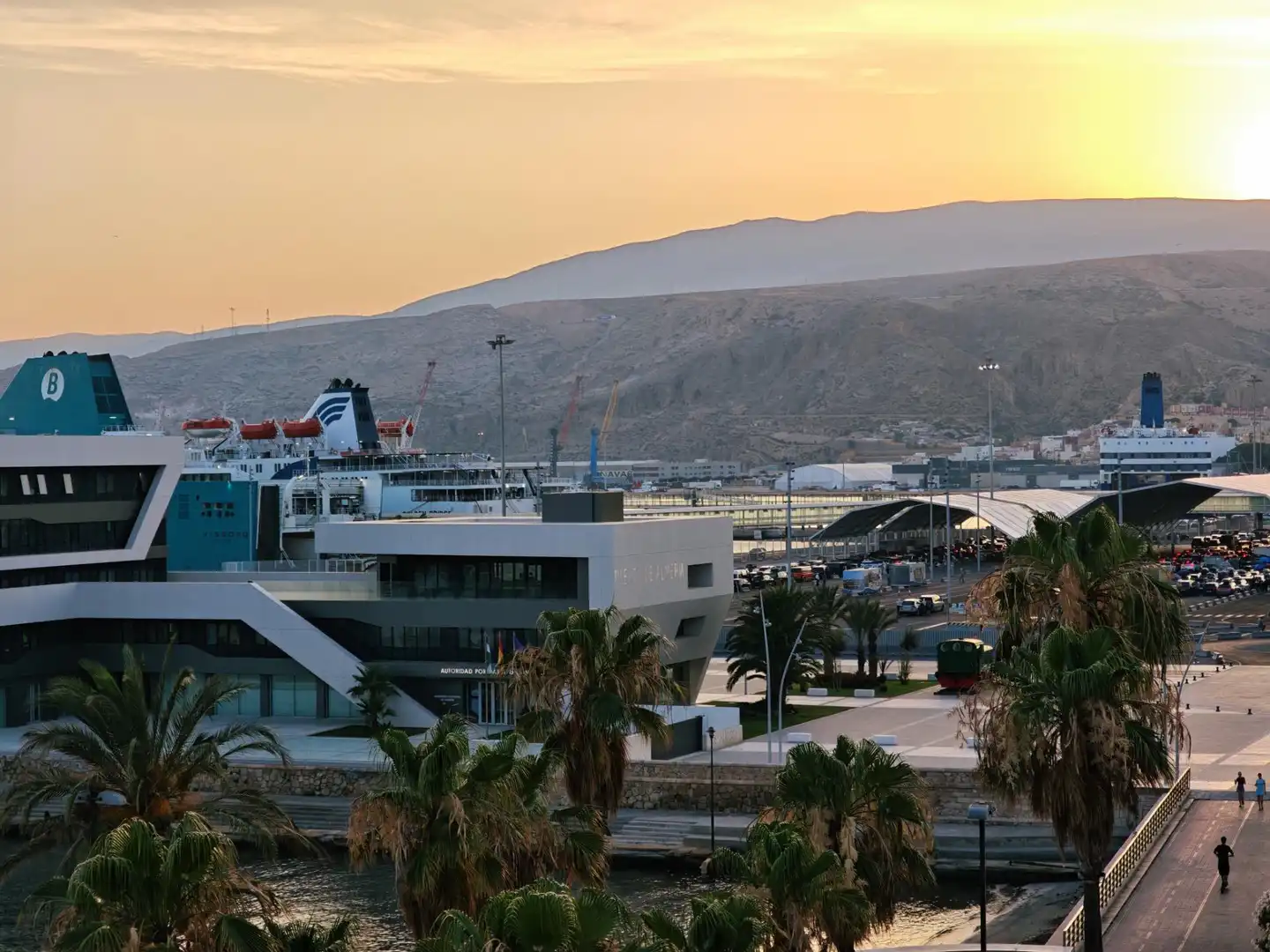 Vista exterior de Estudi en venda en Almería amb Aire condicionat, Calefacció i Terrassa