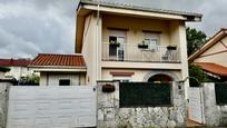 Vista exterior de Casa o xalet en venda en Penagos amb Calefacció, Jardí privat i Parquet