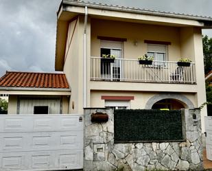Vista exterior de Casa o xalet en venda en Penagos amb Calefacció, Jardí privat i Parquet