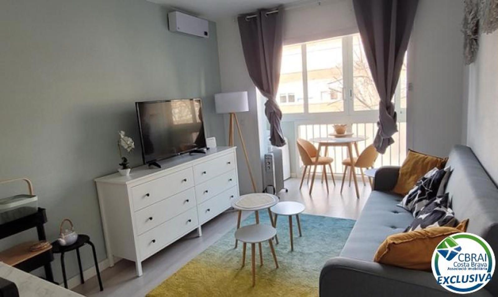 Sala d'estar de Estudi en venda en Roses amb Moblat