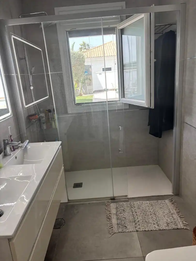Baño de Casa o chalet en venta en Chiclana de la Frontera con Aire acondicionado, Calefacción y Jardín privado