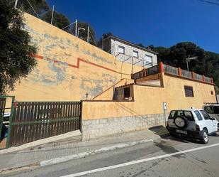 Vista exterior de Casa o xalet en venda en Sant Cebrià de Vallalta amb Aire condicionat, Jardí privat i Terrassa