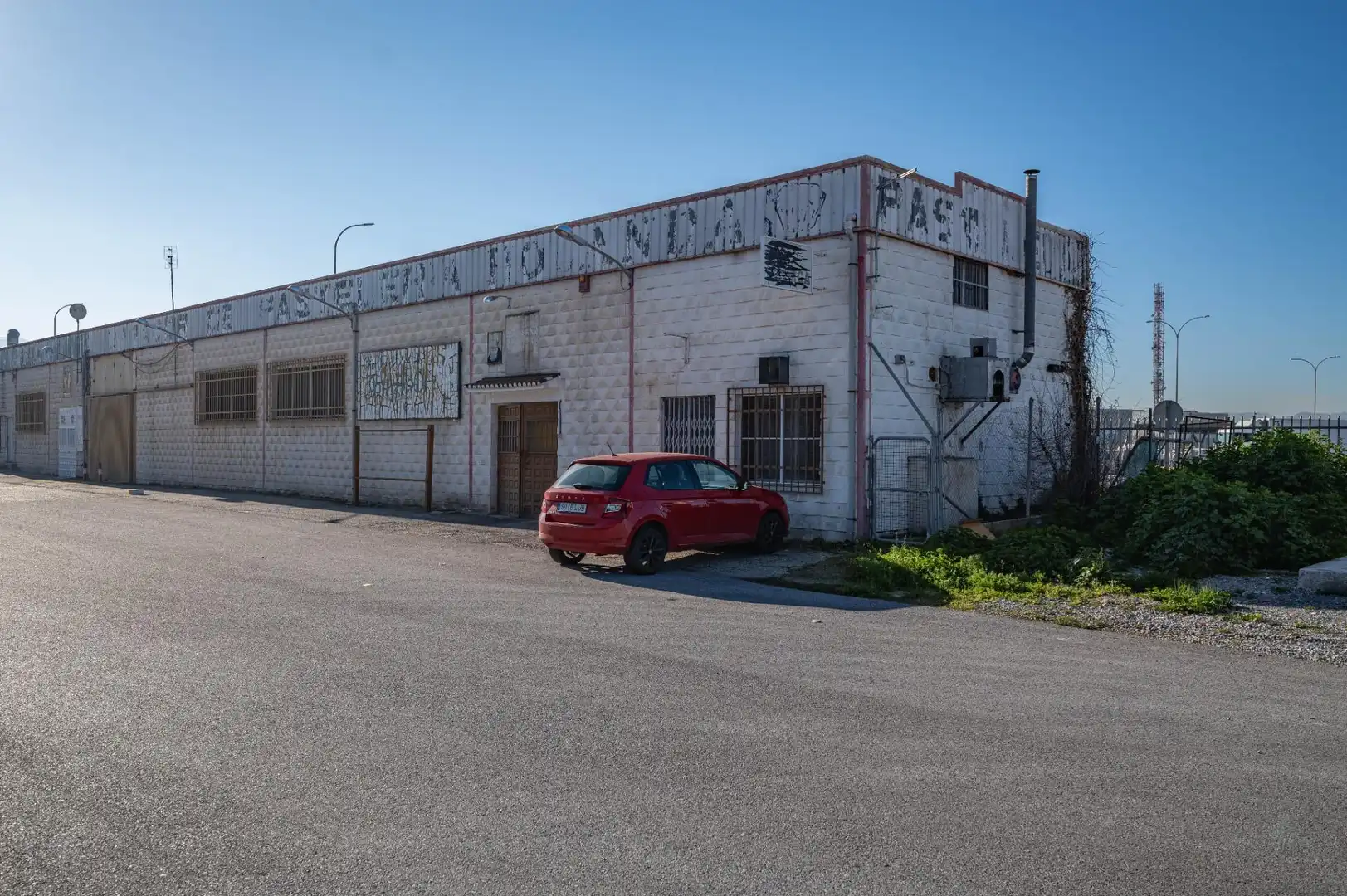 Außenansicht von Fabrikhallen zum Verkauf in Granada
