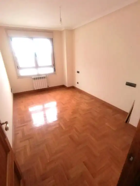 Dormitori de Pis en venda en Gijón  amb Calefacció, Parquet i Terrassa