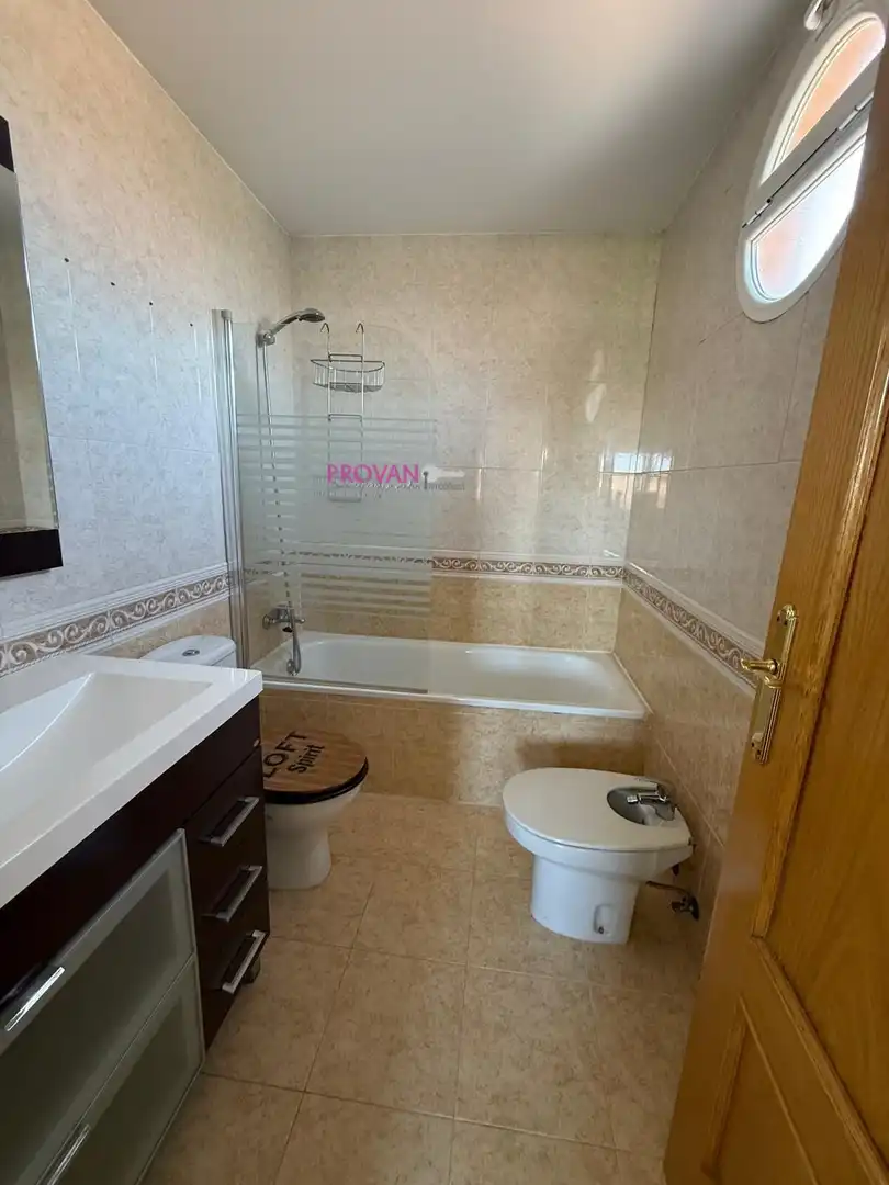 Baño de Casa adosada en venta en Galápagos con Calefacción y Jardín privado