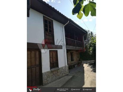Vista exterior de Casa adosada en venda en Piloña amb Jardí privat, Terrassa i Traster