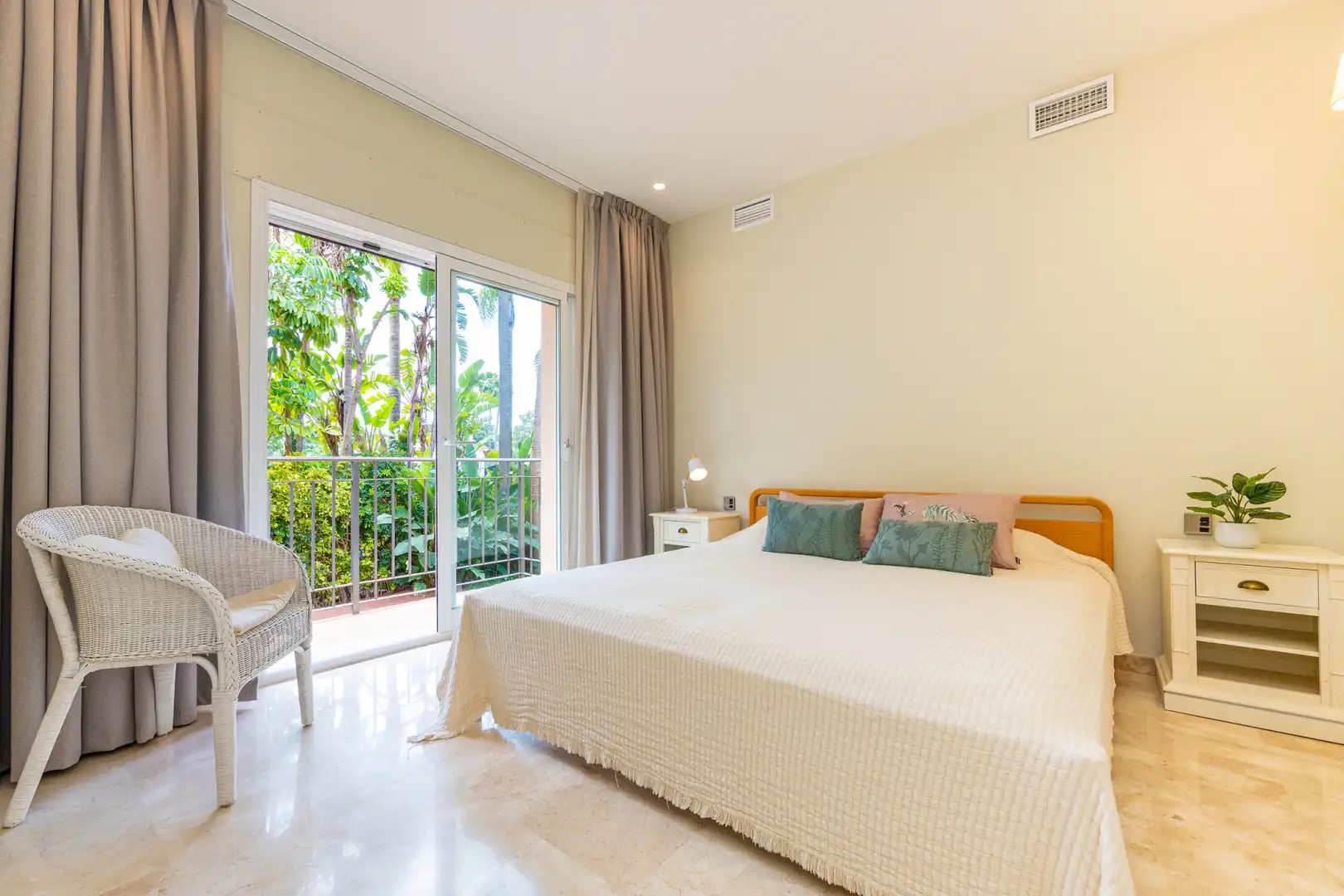 Dormitori de Casa o xalet en venda en Marbella amb Aire condicionat, Jardí privat i Terrassa