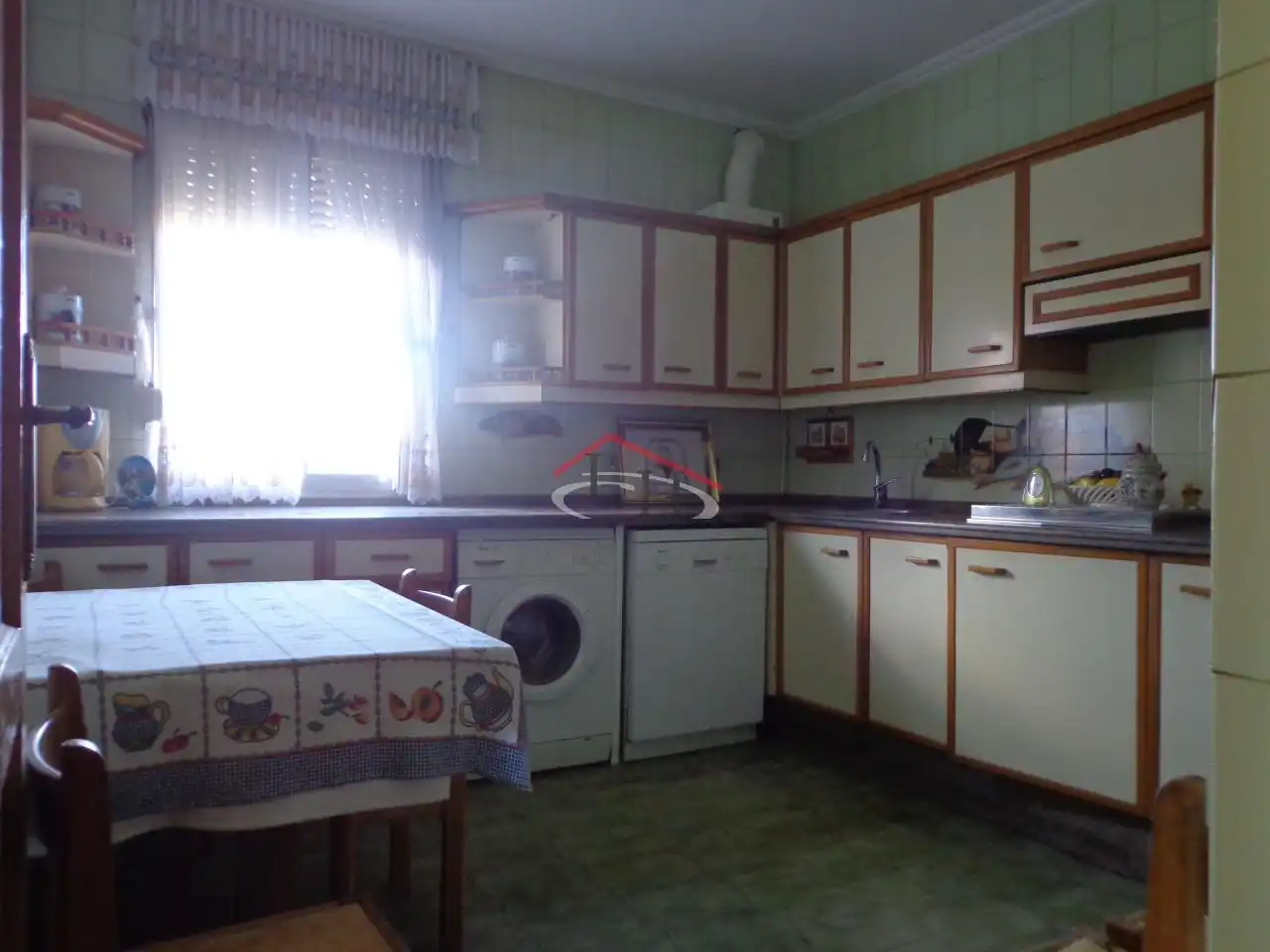Cuina de Casa o xalet en venda en León Capital  amb Calefacció i Jardí privat