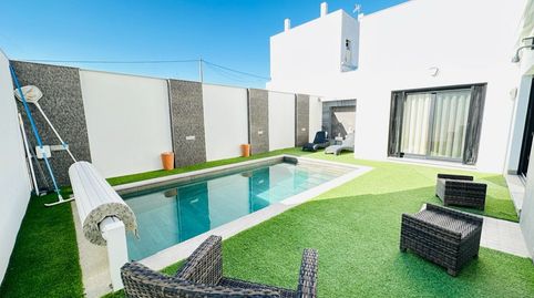 Villa de lujo de estilo moderno en Nerja con vistas  al mar y la montaña.