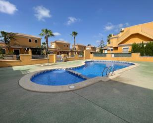 Piscina de Casa adosada en venda en Torrevieja amb Aire condicionat, Terrassa i Piscina comunitària